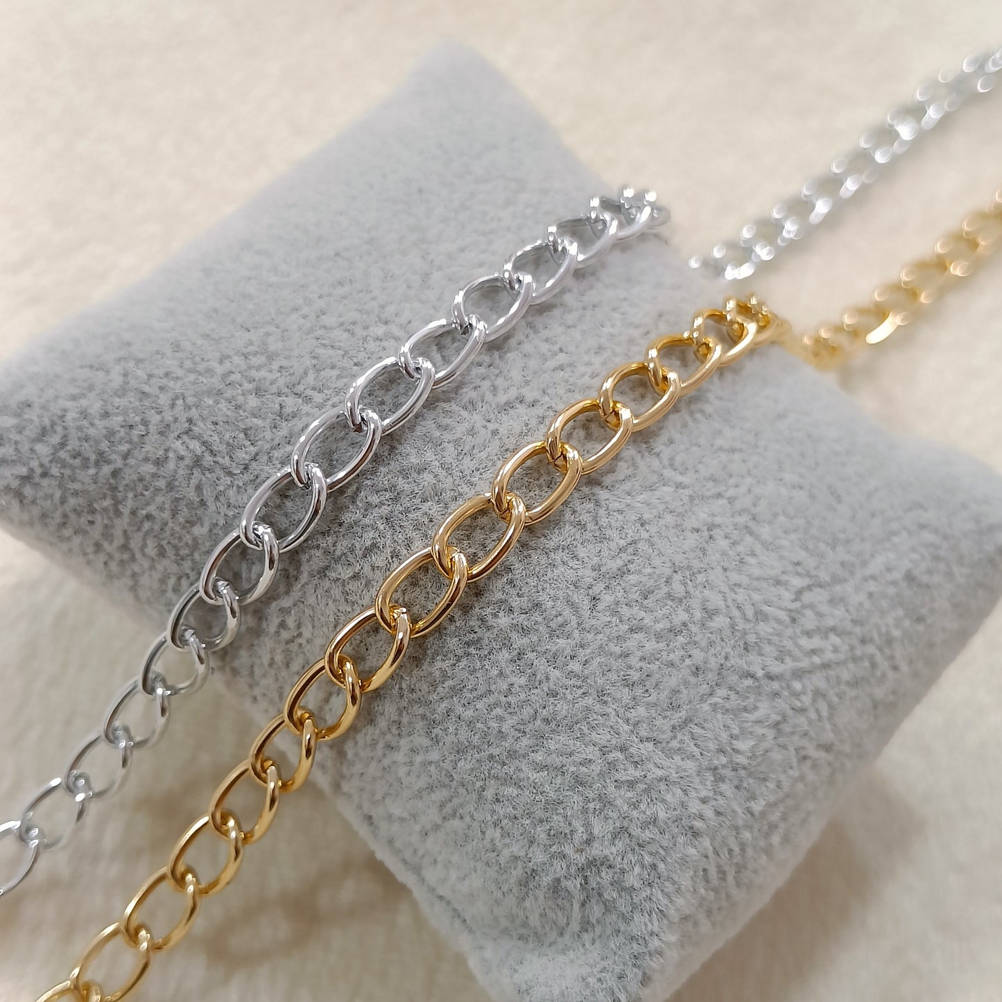 Curvy Small-Link Chain Necklace