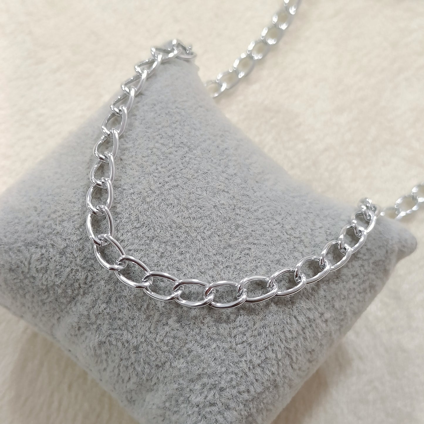 Curvy Small-Link Chain Necklace