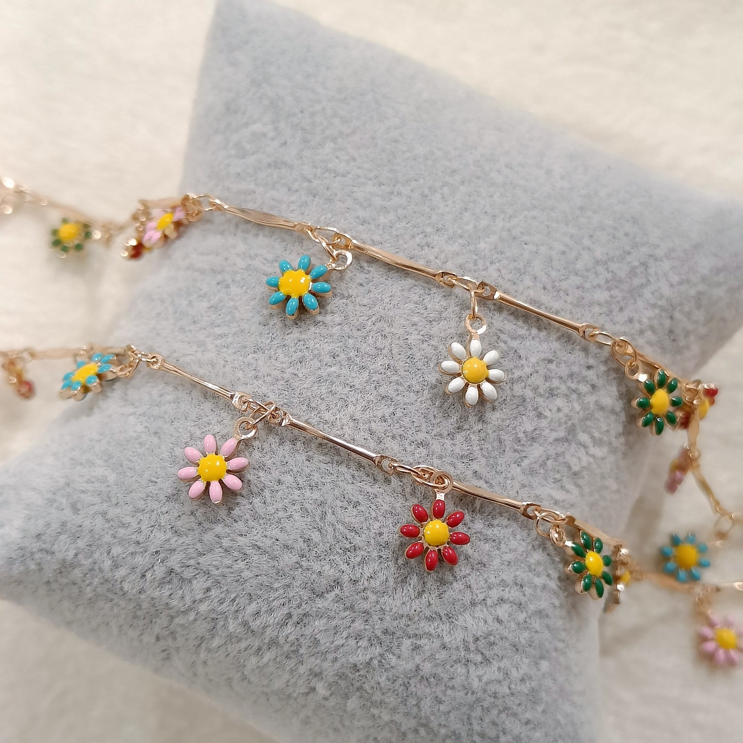 Dangling Enamel Daisy Charm Chain