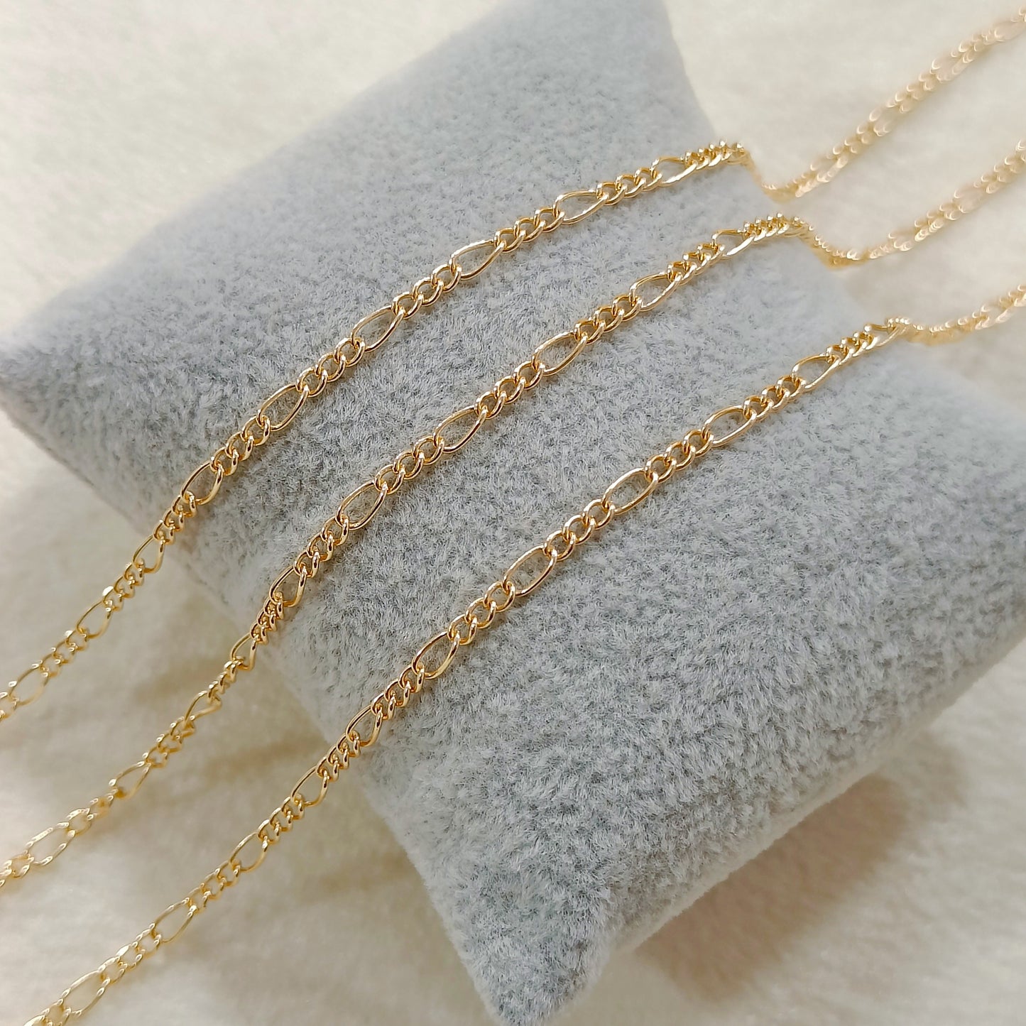 Sleek Golden Figaro Sigma Chain (2.5mm)